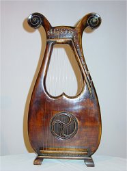 Datei:SarinaLyra.jpg